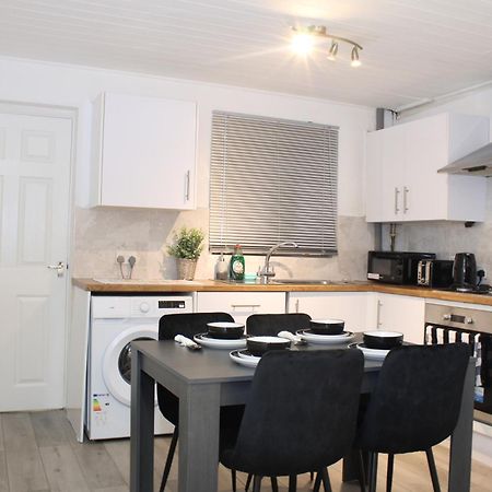 F2S Serviced Apartments 2Bedroom Terrace House With Free Wifi Netflix Suitable For Contractors Walking Distance To Train Station Derby Bagian luar foto