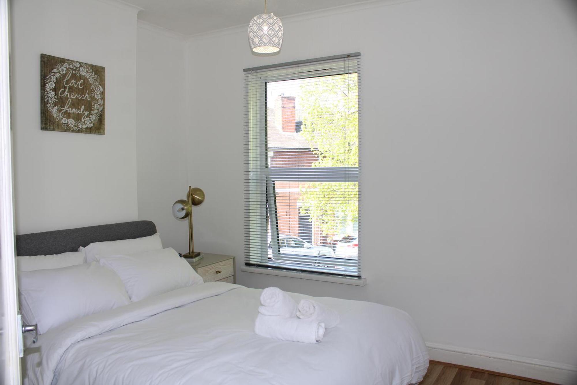 F2S Serviced Apartments 2Bedroom Terrace House With Free Wifi Netflix Suitable For Contractors Walking Distance To Train Station Derby Bagian luar foto