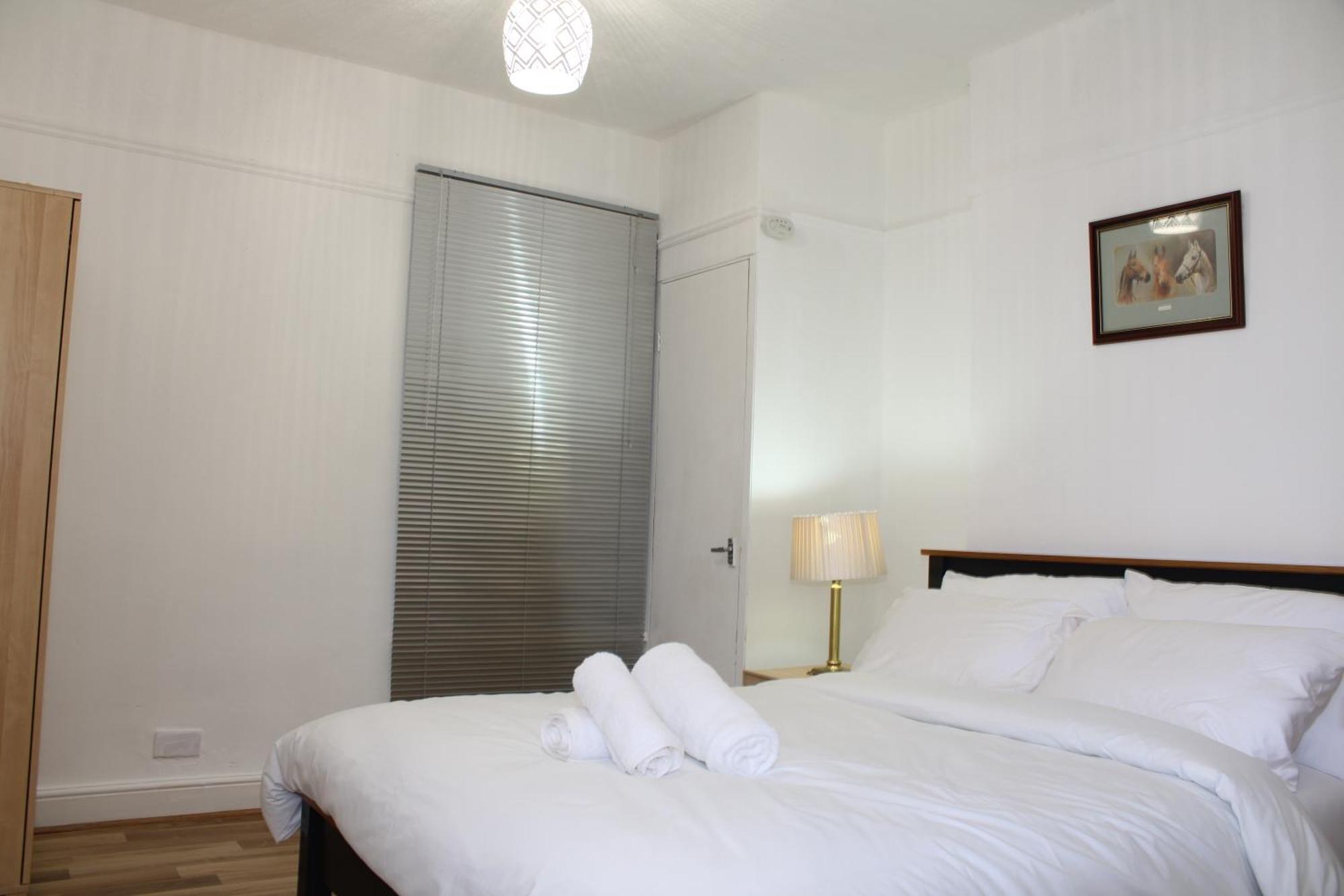 F2S Serviced Apartments 2Bedroom Terrace House With Free Wifi Netflix Suitable For Contractors Walking Distance To Train Station Derby Bagian luar foto