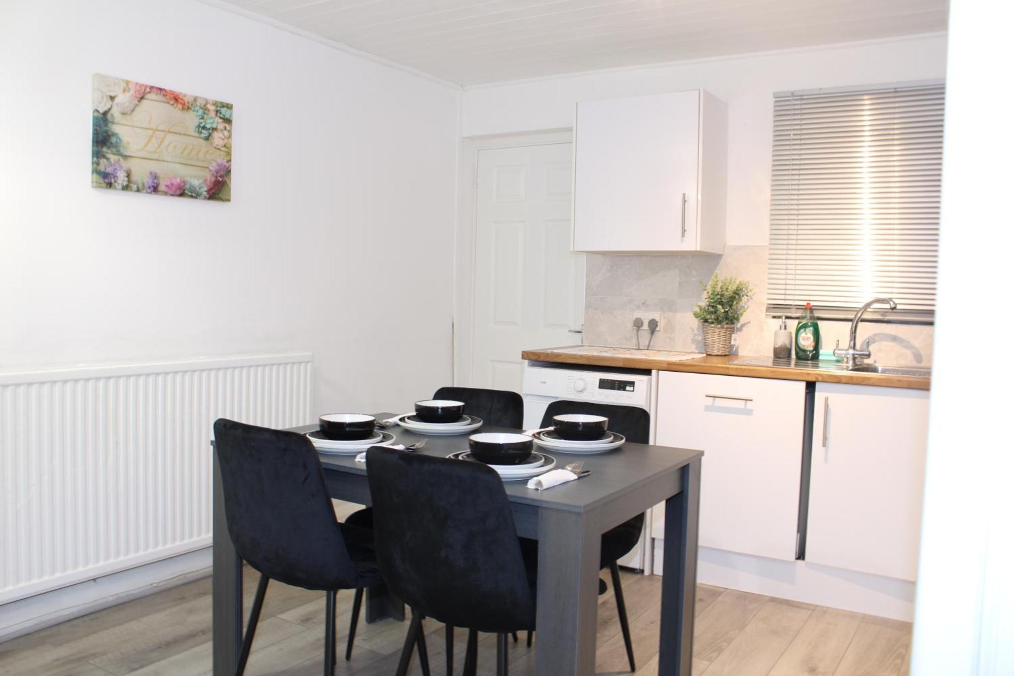 F2S Serviced Apartments 2Bedroom Terrace House With Free Wifi Netflix Suitable For Contractors Walking Distance To Train Station Derby Bagian luar foto