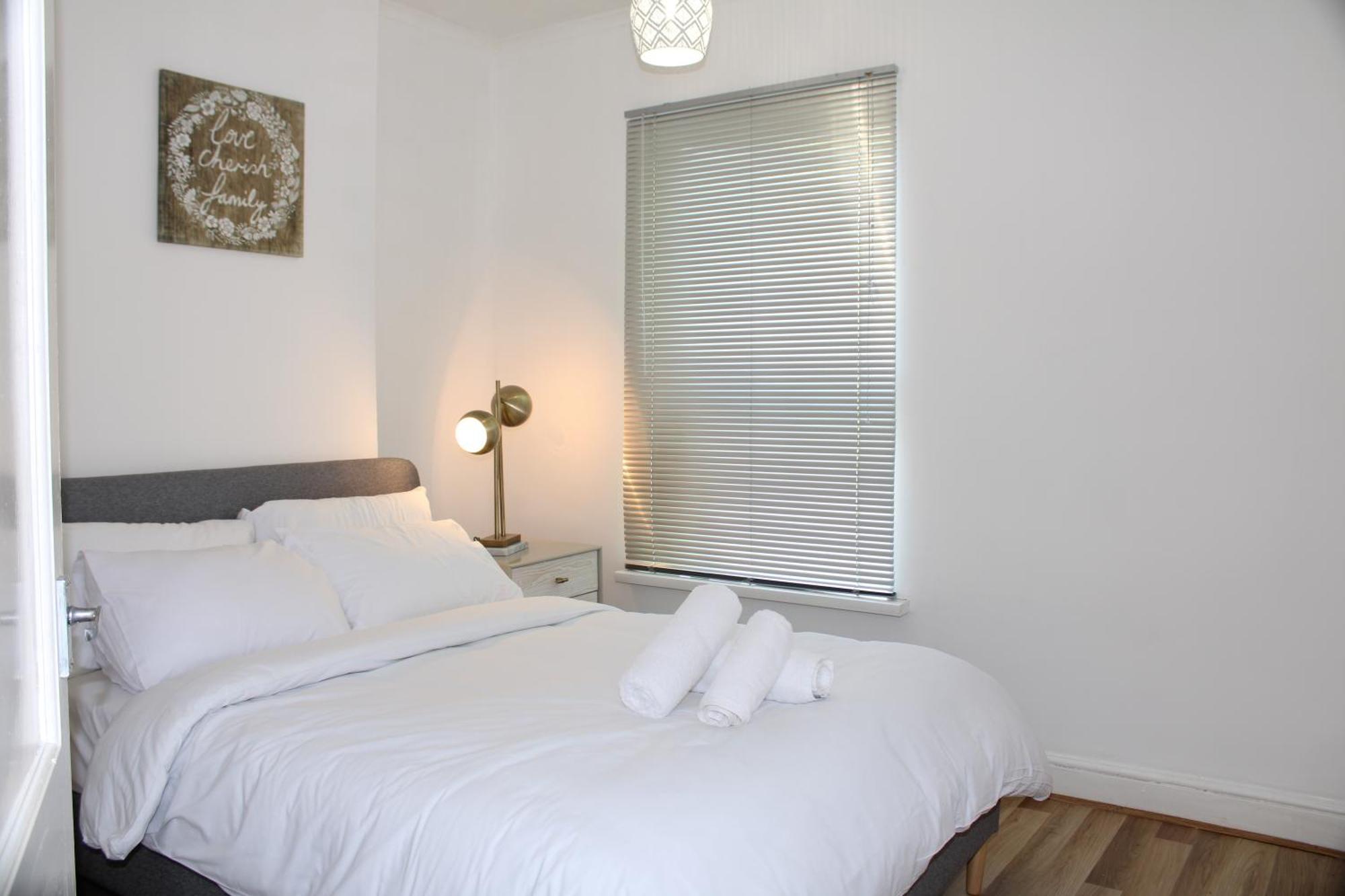 F2S Serviced Apartments 2Bedroom Terrace House With Free Wifi Netflix Suitable For Contractors Walking Distance To Train Station Derby Bagian luar foto
