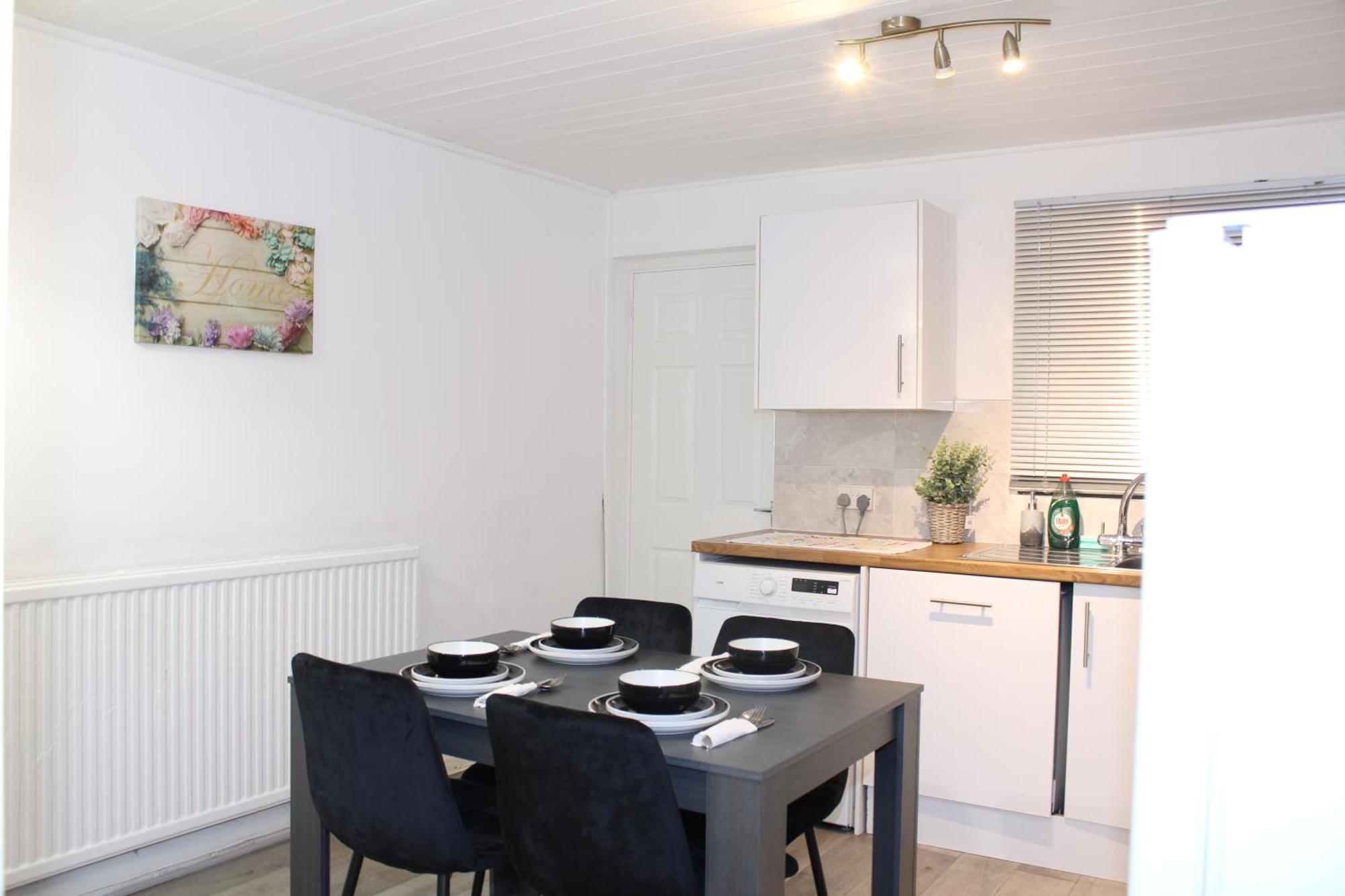 F2S Serviced Apartments 2Bedroom Terrace House With Free Wifi Netflix Suitable For Contractors Walking Distance To Train Station Derby Bagian luar foto