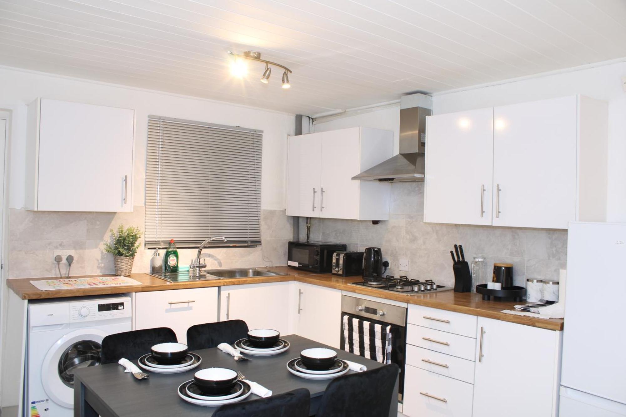 F2S Serviced Apartments 2Bedroom Terrace House With Free Wifi Netflix Suitable For Contractors Walking Distance To Train Station Derby Bagian luar foto