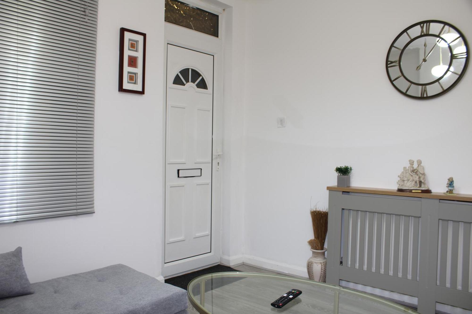 F2S Serviced Apartments 2Bedroom Terrace House With Free Wifi Netflix Suitable For Contractors Walking Distance To Train Station Derby Bagian luar foto