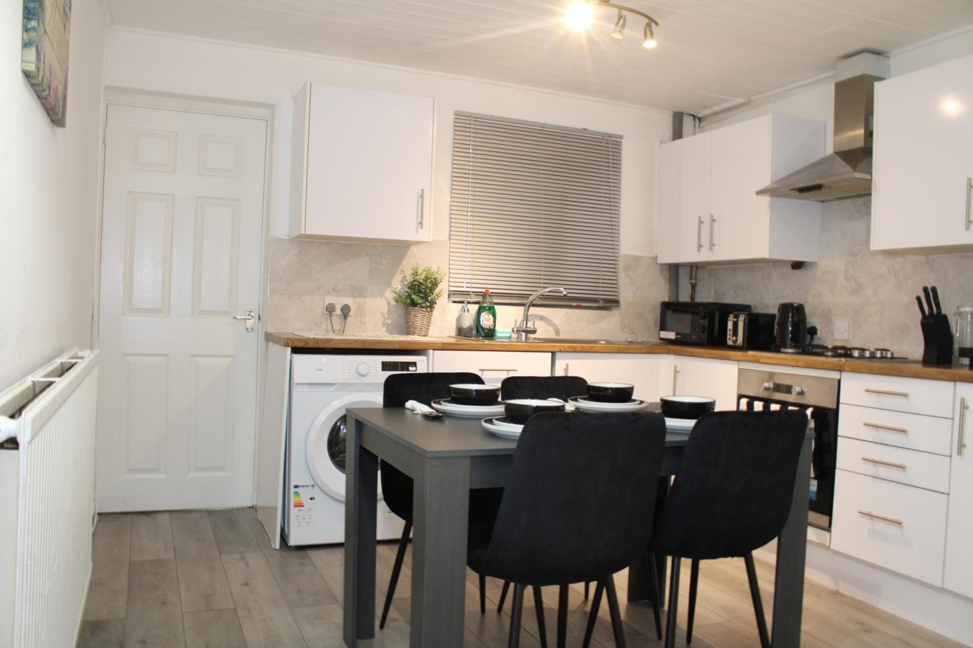 F2S Serviced Apartments 2Bedroom Terrace House With Free Wifi Netflix Suitable For Contractors Walking Distance To Train Station Derby Bagian luar foto