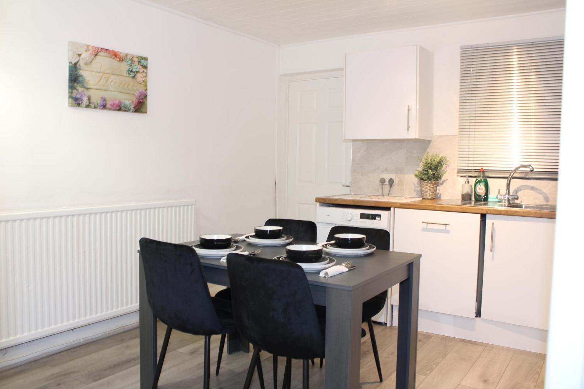 F2S Serviced Apartments 2Bedroom Terrace House With Free Wifi Netflix Suitable For Contractors Walking Distance To Train Station Derby Bagian luar foto