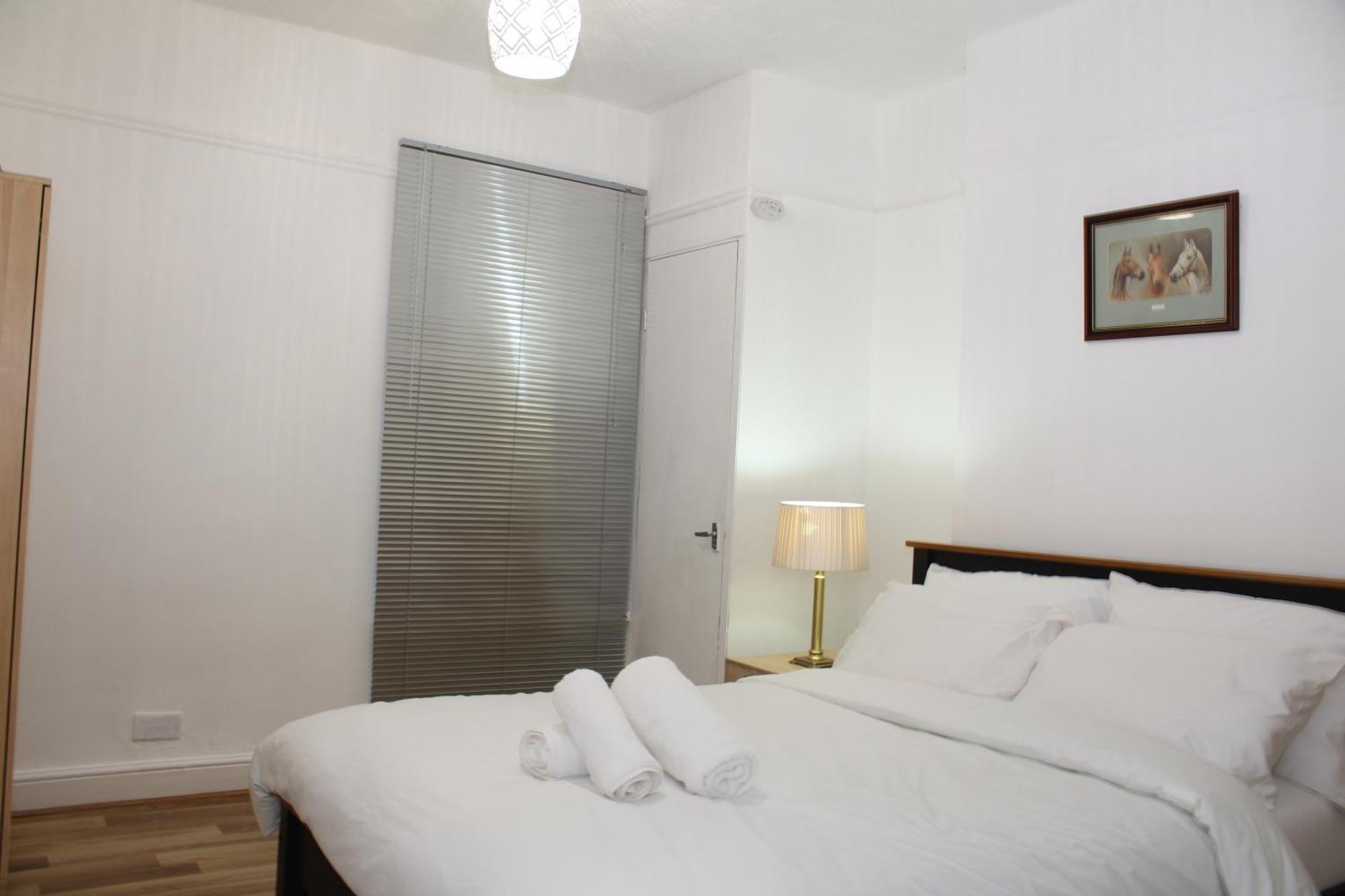 F2S Serviced Apartments 2Bedroom Terrace House With Free Wifi Netflix Suitable For Contractors Walking Distance To Train Station Derby Bagian luar foto